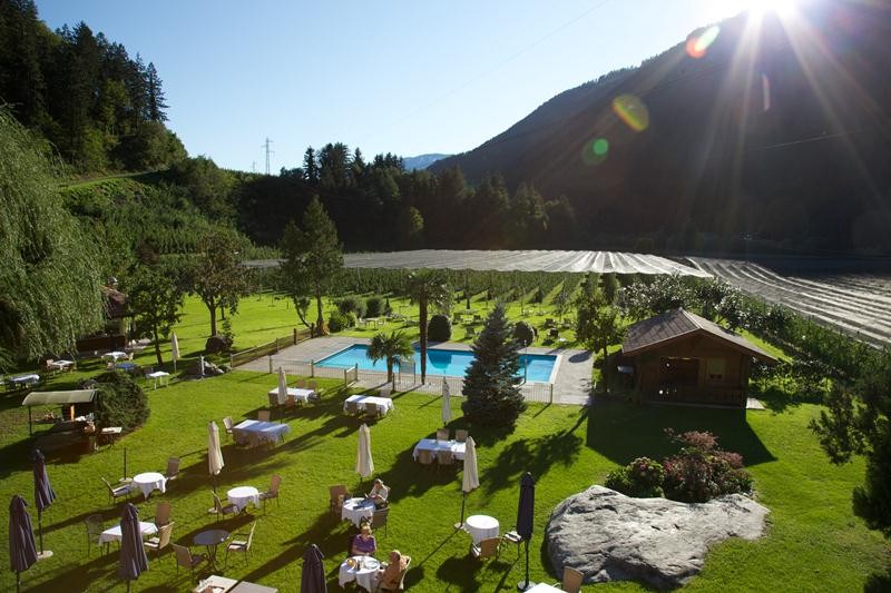 Hotelpark mit Schwimmbad